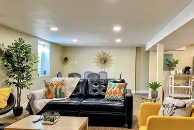 Image de Fresh, Modern, 2 Br, 13 min to Dt!