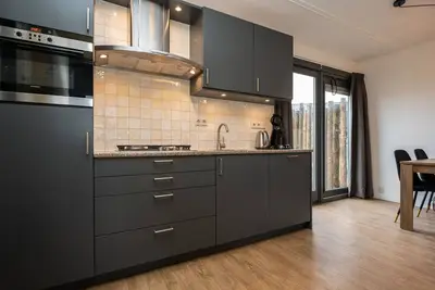 Jolie maison avec lave-vaisselle dans un parc de vacances, situé sur Texel