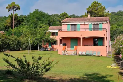 Image de Villa pour 10 à 12 personnes en bord de mer.