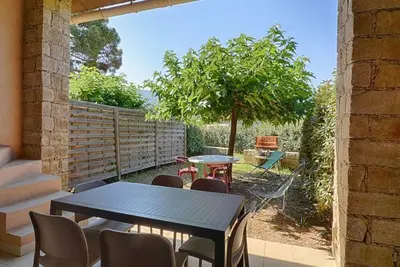 Appartement rez-de-jardin près de la plage, 4 pièces, 6 couchages, Wi-Fi inclus - Calcatoggio