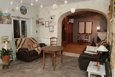 Image de Villa tout confort avec piscine extérieure avec jardin arboré