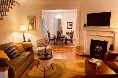 Image de Scarborough Fair walk to downtown two story apt