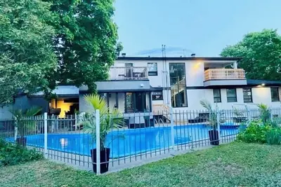 Image de Au Coeur de Ste-Foy, piscine, grand terrain, appartement neuf intime et terrasse