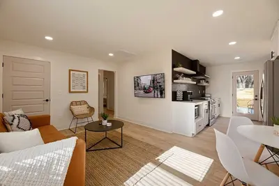 Image de Beautiful freshly remodeled 3 bedroom duplex unit!