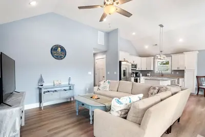 Image de Gull Point Too: New Construction, Central Location