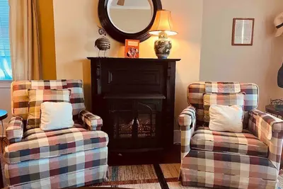 Image de WonderClock House downtown vintage duplex w/ porches, steps to Handley Library