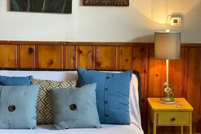 Image de Yellow Submarine trendy basement apt and courtyard