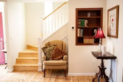 Image de Cameron Charmer pristine downtown apt with double master suites