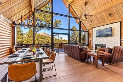 Image de Renovated | Famous Cabin | Hot Tub | Mountain Views