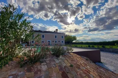 Image de Cozy apartment in villa with pool and sea view