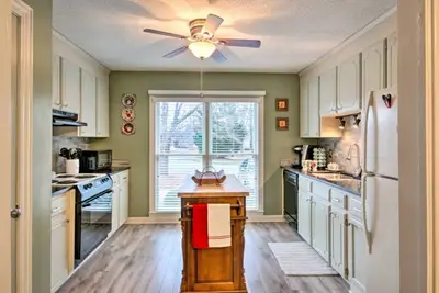Image de Cozy Greenwood Condo w/ Patio - 2 Mi to Downtown!