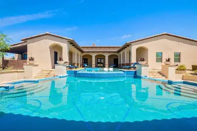 Private Resort Feel – Two Pools and Total Comfort - With Five Ensuite Bathrooms