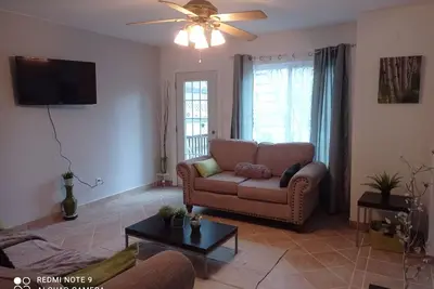 Image de Immense Maison 2 niveaux- Negotiable- 5-Confortable-10 minutes métro Jolicoeur