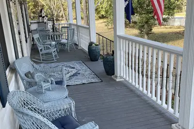 Image de Gated property with historic main home + charming cottage.