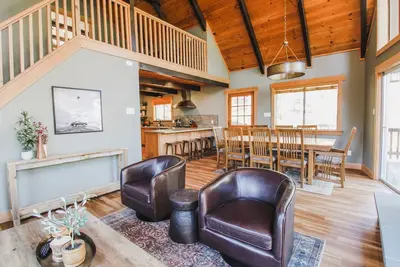 Image de Across from Blue Lake Springs Pool! Private Hot Tub, Ev charger, Pets Ok!