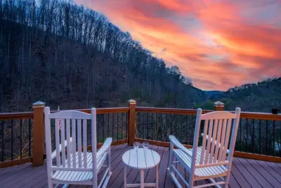 Image de Romantic Mountain Retreat | Hot Tub, Views | 2 King Beds | 8min Pf