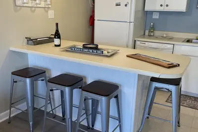 Image de Renovated 1 bedroom condo, steps to beach