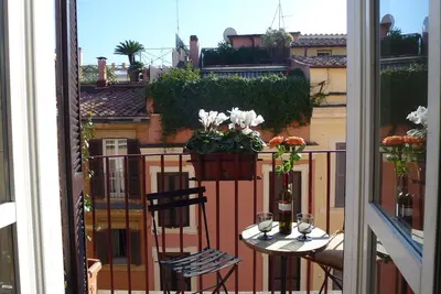 Perfect Spanish Steps Light-Filled Charm, Great Area-Washer-Ac-Lift-Free WiFi