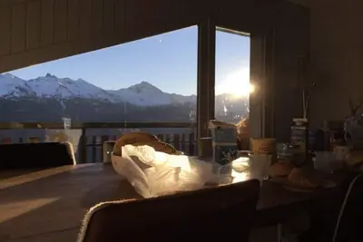 Image de Sur la route 1800, l’immeuble La Maya, se trouve au départ du télésiège Trabanta et à quelques mètre