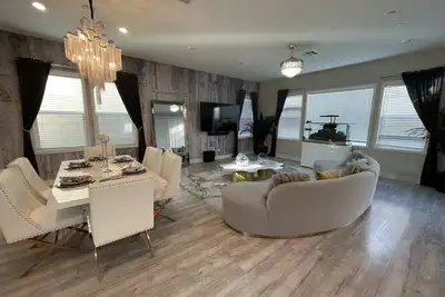 Image de Modern executive 4 bedroom home with bonus room(gym) and loft in the Heart of Oc