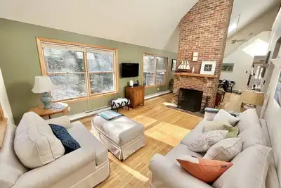 Image de Spacious & Bright - High Ceilings- Walk to Town - Screened Porch - A/C