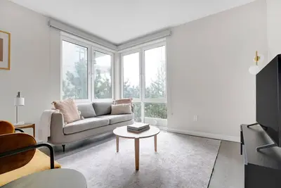 Trendy Bellevue 2br w/ Pool, Spa & Gym, close to shopping, by Blueground