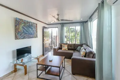 Image de Sweet home with gated yard, parking, & WiFi - close to surf beach & restaurants