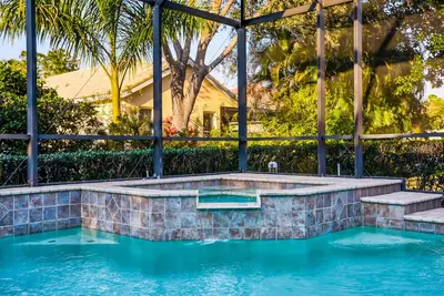 Image de Snowbird-friendly escape in great location with lanai & private pool with spa