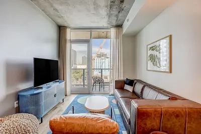 Image de Luxe condo with rooftop pool, WiFi, and central Ac