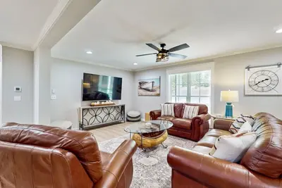 Image de 2025 Fully Renovated lakefront home with two-story dock, WiFi, & game room