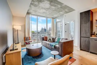 Image de 16th flr condo w/rooftop pool & walkable location - dog-friendly