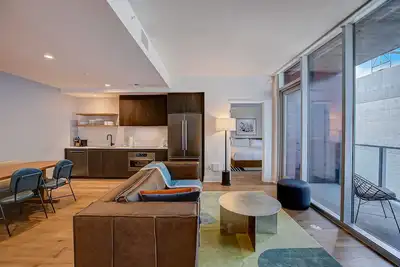 Image de Brand new 12th-floor condo with rooftop pool, WiFi & fantastic location