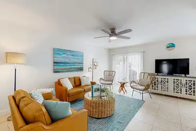 Image de Snowbird-friendly townhome with shared pool, WiFi, & central Ac - near the beach