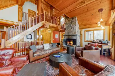 Image de Expansive Getaway with Mountain Views, Hot Tub, Home Theater & Game Room