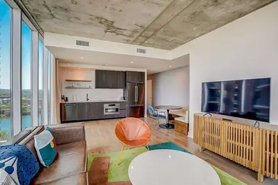 Image de Luxe 17th flr condo with pool, gym, WiFi, central Ac, & private washer\/dryer