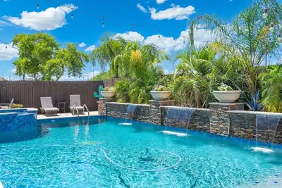 Image de New 4 Br Brand new Heated Pool & Spa plus 2nd therapeutic Spa! & Putting Green!
