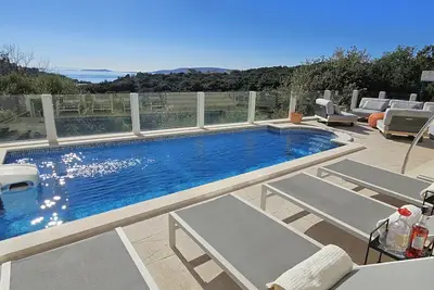 Image de Spacious villa with pool, 300m to beach, private location, sea views, terraces