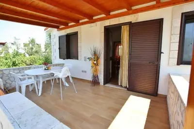 Image de Appartement 3 pièces 4/5 lits au rez-de-chaussée avec jardin privé d'environ 150 m ² avec barbecue et chaises longues.
