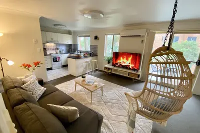 Image de Cozy 2 bedroom unit close to everything