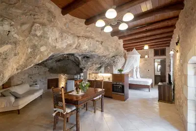 Image de Luxurious stone cave with pool and sea view