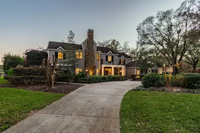 Image de Majestic Brant Manor: Stately 8 Bdrm, Lakefront Manor w/ Pool, 15Min to City