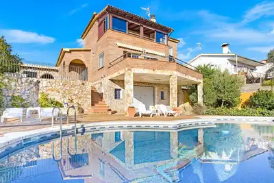 Image de 2sot01 - Jolie maison pour 8 personnes avec piscine privée située dans un quartier résidentiel calme