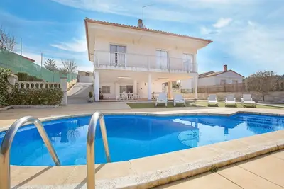 Image de 2bris01 - Maison avec piscine privée et 5 chambres située dans un quartier calme