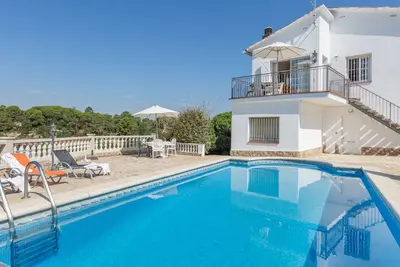Image de 2mari01 - Maison avec 6 chambres et piscine privée située dans un quartier calme