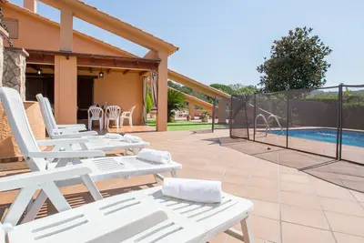 2cip01-14pax - Maison d'une capacité de 14 personnes et piscine privée située dans un quartier calme