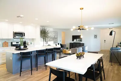 Image de Newly Remodeled! ! ! Walking distance from Dt Gilbert