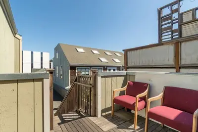 Image de 4 Bedroom Modern Flat w\/ City Views & Huge Deck