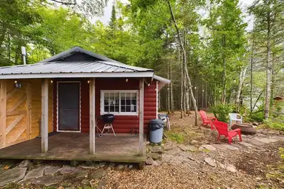 Image de Rustic Cabin sitting on the Edge of Lake Superior with an Outdoor Sauna