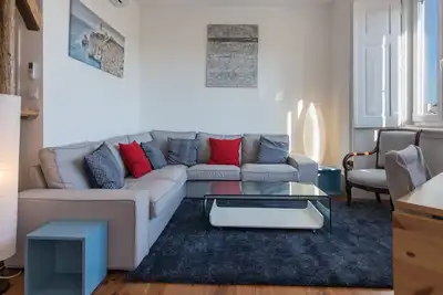 Comfortable Apartment w/ River View by LovelyStay