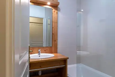 Image de 150m du centre station, 4ème étage, vue vallée, piscine, sauna, balcon, casier à ski, 33m²